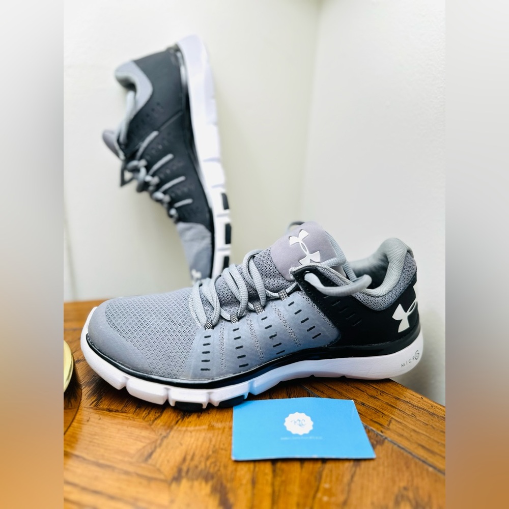Under Armour girl sneaker